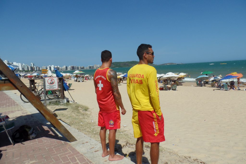 SAM 6083 - Verão: Guarda-vidas de Guarapari alertam banhistas sobre cuidados na praia