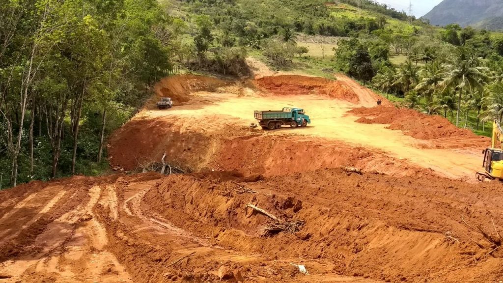 IMG 20171023 WA0018 - Fiscalização embarga obra que desmatava área rural em Guarapari