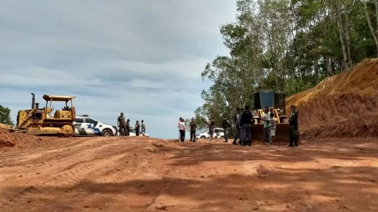 IMG 20171023 WA0019 - Fiscalização embarga obra que desmatava área rural em Guarapari
