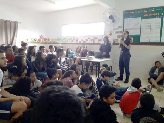 Guarda Municipal desenvolve projeto sobre drogas nas escolas de Anchieta 1 guarda escola