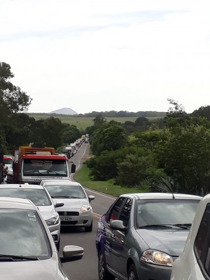 Motoristas questionam engarrafamento quilométrico na BR 101 em Guarapari