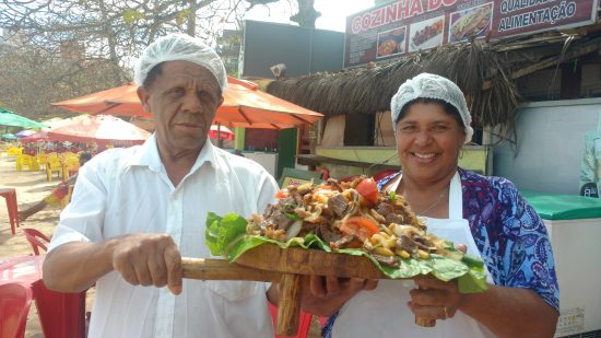 Tempero caseiro de Carne de Sol faz sucesso na Praia de Peracanga