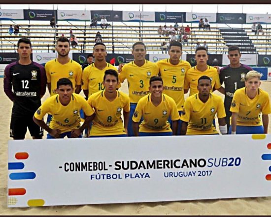 Guarapariense representa o Brasil no futebol de areia e se destaca no Sul-Americano Uruguai sub-20