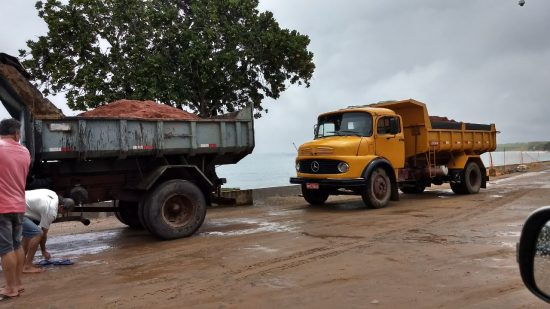 Prefeitura inicia obras de aterro na orla de Meaípe 1 WhatsApp Image 2017 12 14 at 14.18.35