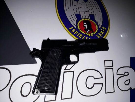 Apreensão de réplica de arma e moto sem placa na noite de ontem (04) em Guarapari