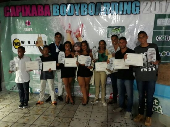 Campeões guaraparienses de bodyboard são premiados em Vila Velha