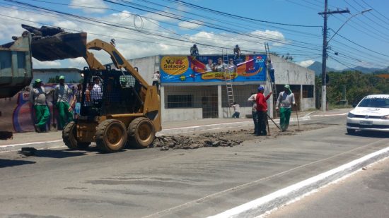 ‘Operação Tapa Buraco’ é realizada na ponte de Guarapari e gera engarrafamento