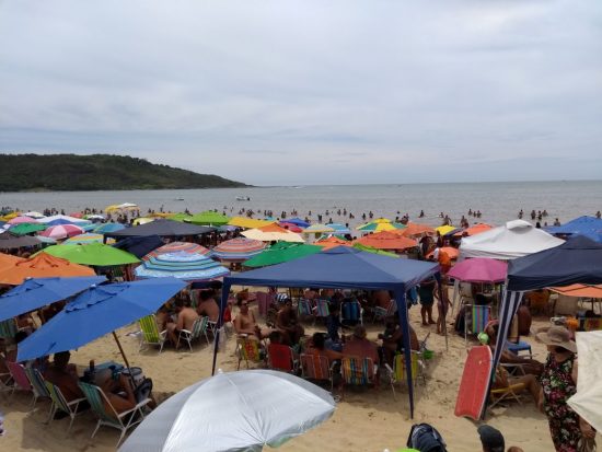 Tempo nublado não impediu banhistas de lotarem a Praia do Morro neste último sábado do ano