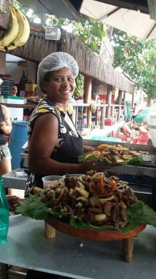 Tempero caseiro de Carne de Sol faz sucesso na Praia de Peracanga