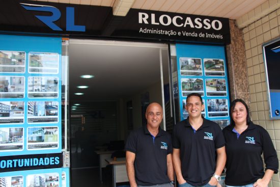 Carlos corretor João estagiário em Administração e Elisangela assistente e vendas