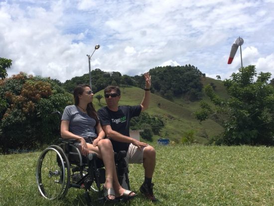 Lais1 - Ex-atleta Laís Souza faz voo de parapente em Alfredo Chaves
