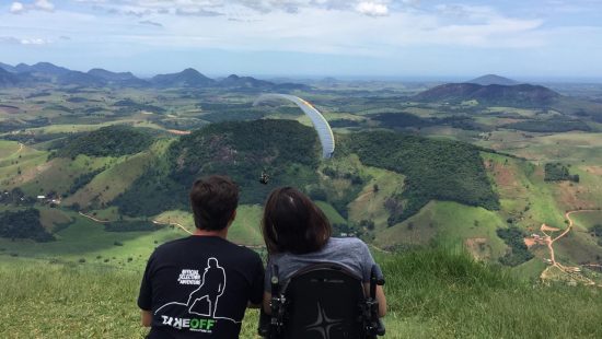 Laís - Ex-atleta Laís Souza faz voo de parapente em Alfredo Chaves