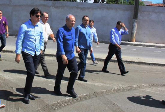 Governador do Estado e Prefeito de Guarapari visitam a obra de revitalização da orla do canal