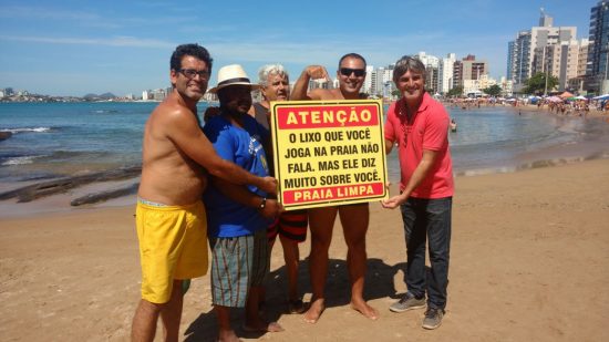 placa no marlim 3 - Amigos se reúnem e colocam placa de conscientização na Praia do Morro
