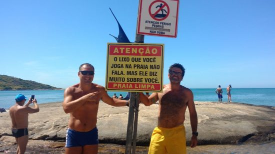 Amigos se reúnem e colocam placa de conscientização na Praia do Morro 2 placa no marlim