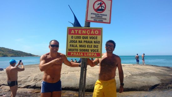 placa no marlim - Amigos se reúnem e colocam placa de conscientização na Praia do Morro