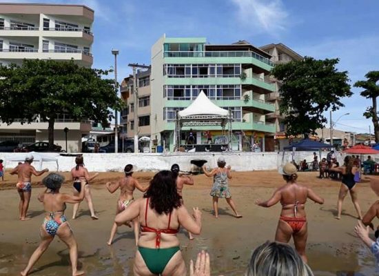 Zumba anima turistas nas praias de Anchieta 1 zumba 2