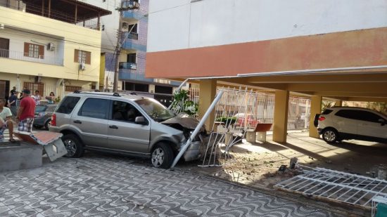 carro1 - Carro invade prédio na Praia do Morro em Guarapari