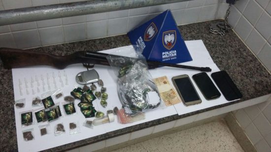 p5 - Drogas e arma apreendidas na operação policial em Guarapari
