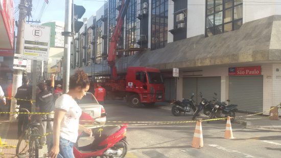20180316 161449 - Queda de laje interdita rua no Centro de Guarapari