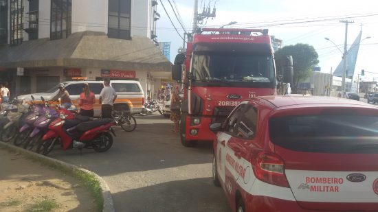 20180316 161512 - Queda de laje interdita rua no Centro de Guarapari