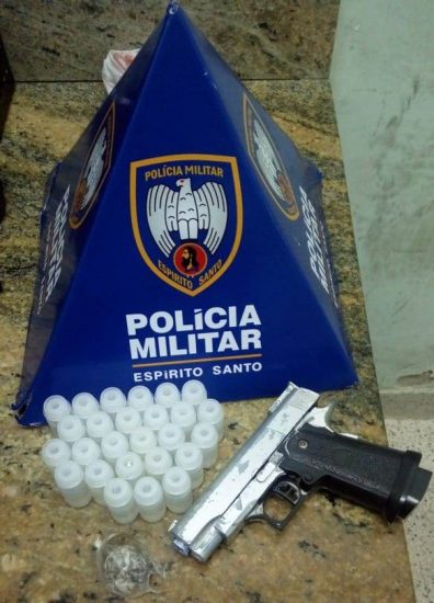 Fim de semana: suspeitos detidos, armas e drogas apreendidas pela PM em Guarapari 4 36 frascos de loló e simulacro 2