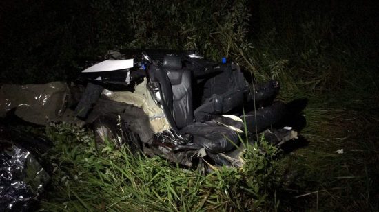 acidentean - Acidente entre carro e carreta mata jovens em Anchieta