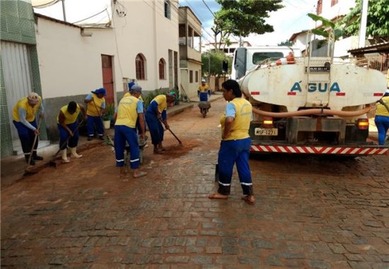 alfredo - Vias de Alfredo Chaves recebem limpeza após fortes chuvas