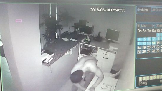 Salão no Centro de Guarapari é arrombado e furtado nesta madrugada (14) 1 furtob