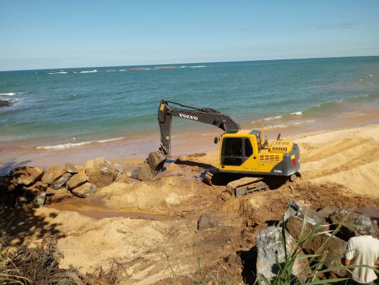 20180430 131549 - Começa obra do muro de contenção na Praia do Riacho