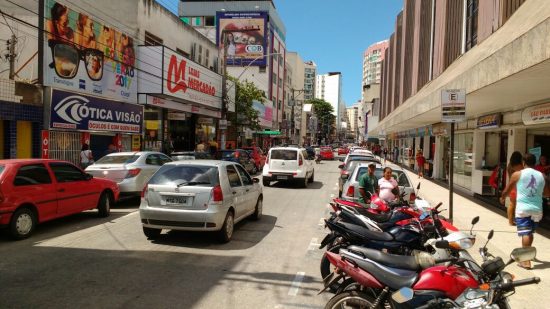 Avenida Roberto Calmon Centro - Veja o que funciona no feriado prolongado em Guarapari