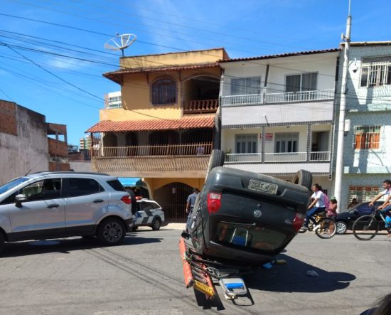 WhatsApp Image 2018 04 20 at 12.21.27 e1524245891784 - Carro capota após colisão no bairro Muquiçaba