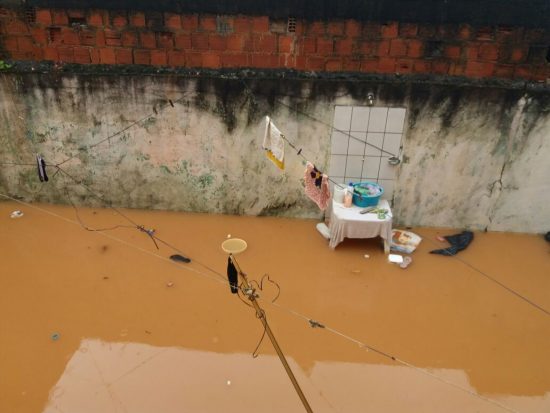 alagamento Camurugi 2 - Chuva deixa família desalojada; água invade casas e moradores ficam no prejuízo em Guarapari
