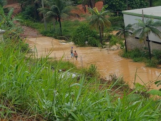 alagamento Segundo Território - Comunidades de Anchieta sofrem com os prejuízos causados pela chuva
