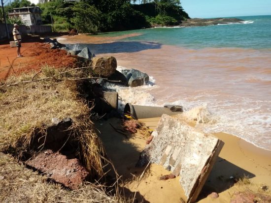 erosão praia do riacho 3 - Empresa vencedora desiste de executar obra na Praia do Riacho em Guarapari