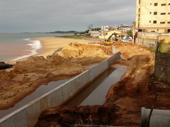 20180517 074241 - Parte do muro de contenção na Praia do Riacho já está pronto em Guarapari