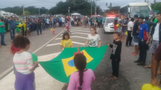 População se manifesta em apoio a "Greve" dos caminhoneiros em Guarapari 2 WhatsApp Image 2018 05 26 at 14.41.06