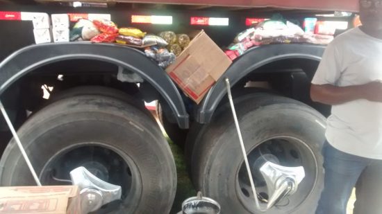 alimentos caminhoneiros - Motoristas de aplicativo apoiam a "Greve" e arrecadam alimentos para caminhoneiros