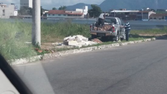 entulho praia do morro 1