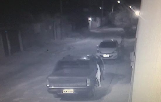 furto crianças - Vídeo flagra crianças furtando objetos dentro de veículo em Guarapari