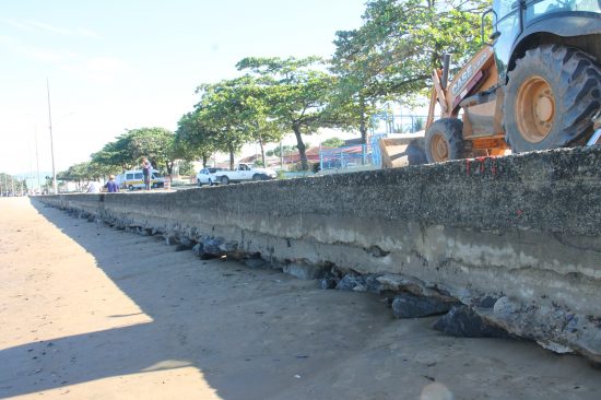 muro2 - Anchieta faz obra de recuperação do muro e calçadão da Praia Central