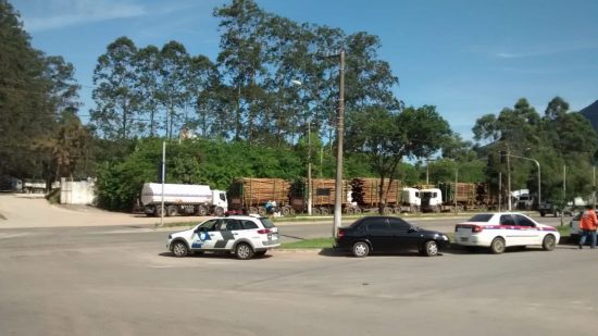 protesto3 - Protesto dos caminhoneiros chega ao trevo de Guarapari