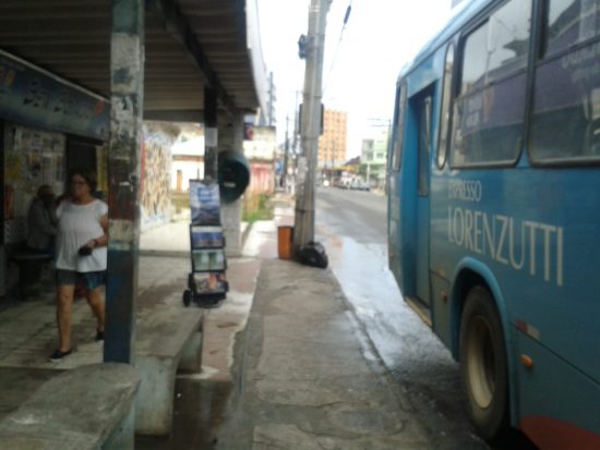 WhatsApp Image 2018 06 20 at 10.15.46 - Situação precária em ponto de ônibus no Centro de Guarapari