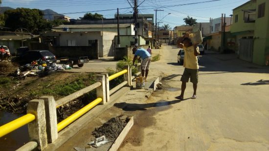 WhatsApp Image 2018 06 23 at 09.57.27 - Por inciativa própria, moradores de Jabaraí fazem reforma da ponte de acesso ao bairro