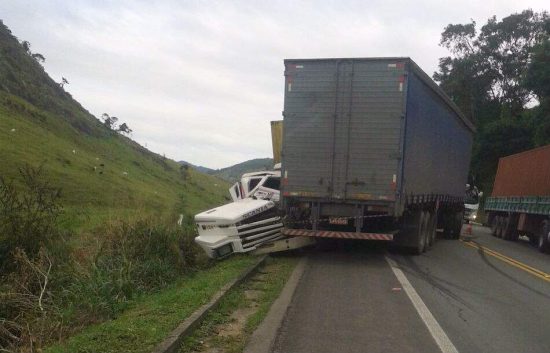 acidente carretas br 101 - Nos últimos dois dias, três pessoas morreram em acidentes na BR 101 em Guarapari
