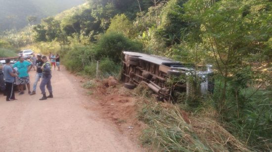 Criança é socorrida em estado grave após micro-ônibus tombar em zona rural de Guarapari 1 acidente ônibus guarapari buenos aires 1