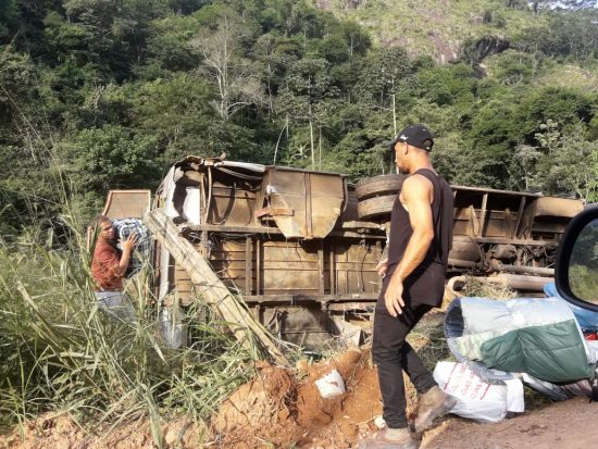 acidente ônibus guarapari buenos aires 4 - Criança é socorrida em estado grave após micro-ônibus tombar em zona rural de Guarapari