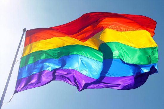 bandeiralgbt - 1ª Passeata Cultural LGBTQ+ de Anchieta terá participação do cantor Duane