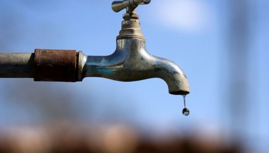 falta de agua e um problema politico 2 1024x683 1024x585 - Após feriadão de fim de ano, abastecimento de água é normalizado em Guarapari