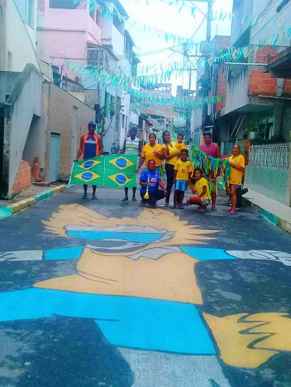 Acreditando na conquista do mundial, moradores de Guarapari pintam ruas e se equipam para torcer pelo Brasil 2 ruacopa1